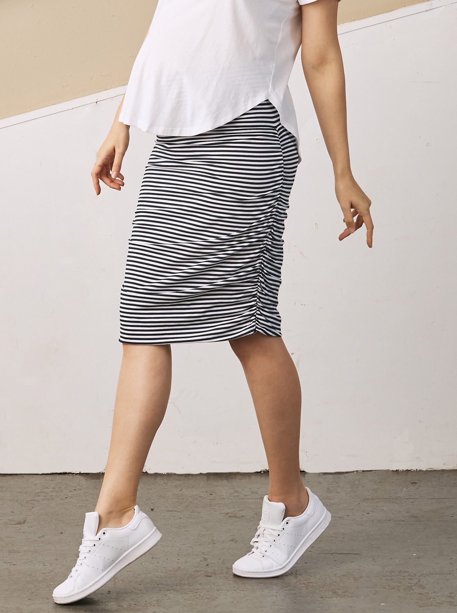 Main view - A Pregnant Woman in Knee Length Navy Stripes Maternity Fitted Skirt (6708020510823)
